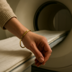 Scanner piercing : faut-il retirer ses bijoux avant l’examen ?