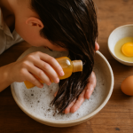 Shampoing aux œufs : bienfaits, recette maison et astuces pour un lavage doux sans résidus